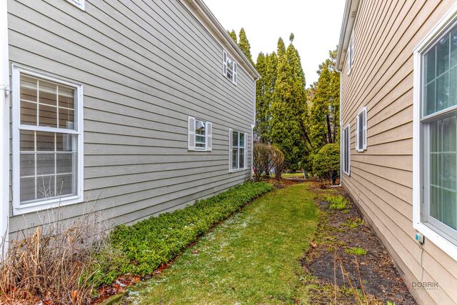 12 Sommerset Lane, Lincolnshire, IL 60069