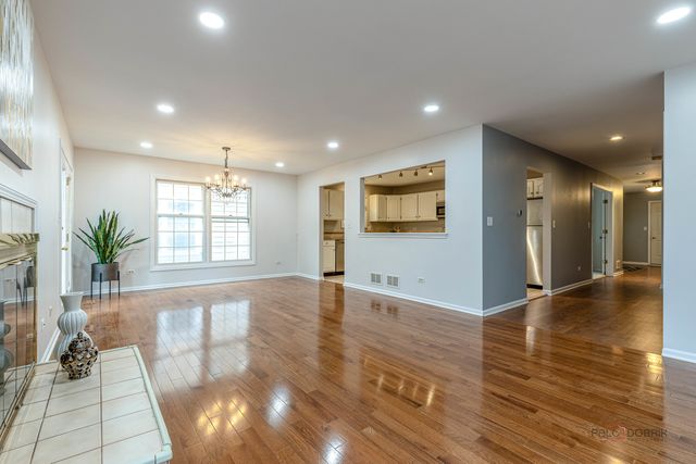 12 Sommerset Lane, Lincolnshire, IL 60069