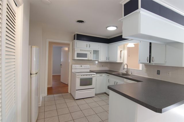 7030 Sharpview Drive, Houston, TX 77074