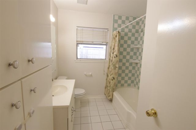 7030 Sharpview Drive, Houston, TX 77074