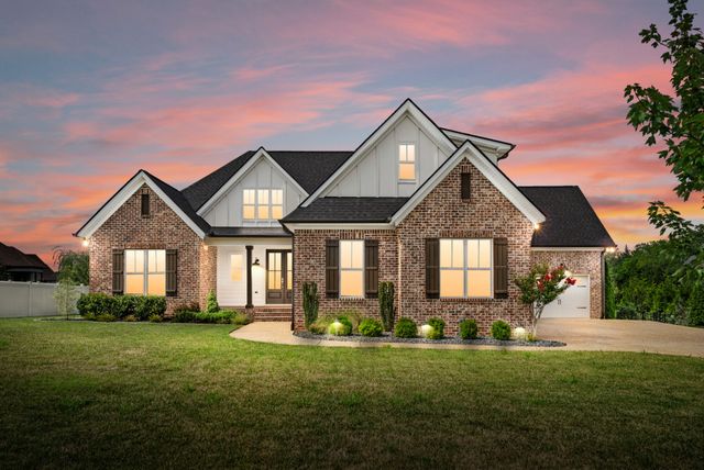 731 Farmington Dr, Lebanon, TN 37087