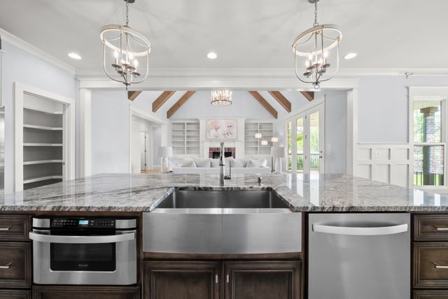 731 Farmington Dr, Lebanon, TN 37087