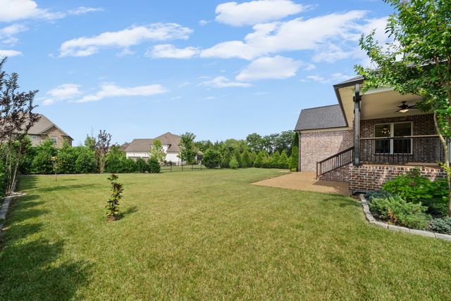 731 Farmington Dr, Lebanon, TN 37087