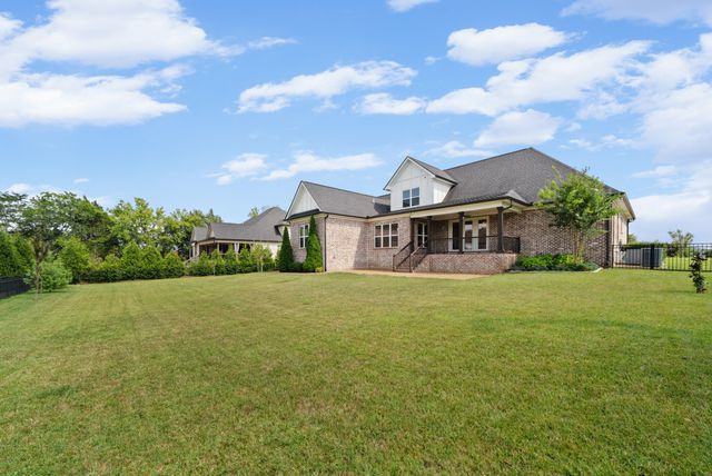 731 Farmington Dr, Lebanon, TN 37087