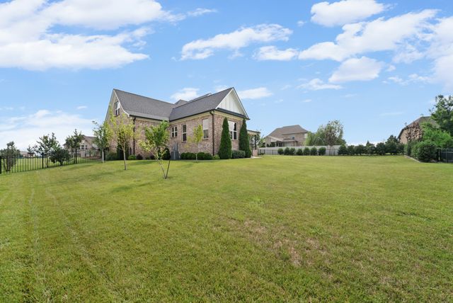 731 Farmington Dr, Lebanon, TN 37087