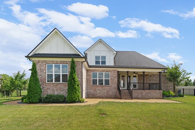 731 Farmington Dr, Lebanon, TN 37087