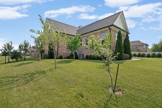 731 Farmington Dr, Lebanon, TN 37087