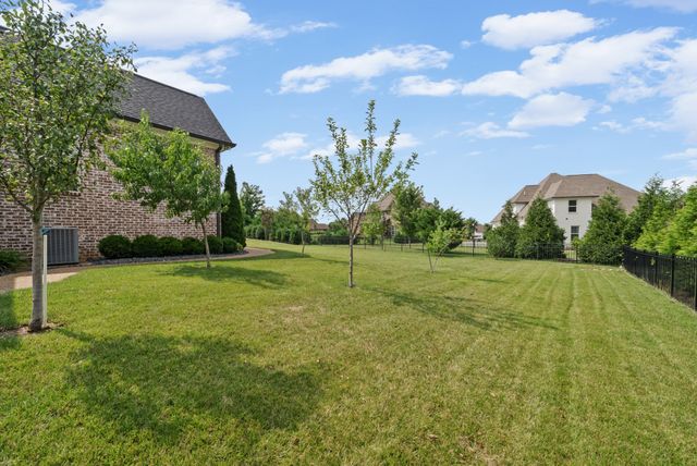 731 Farmington Dr, Lebanon, TN 37087