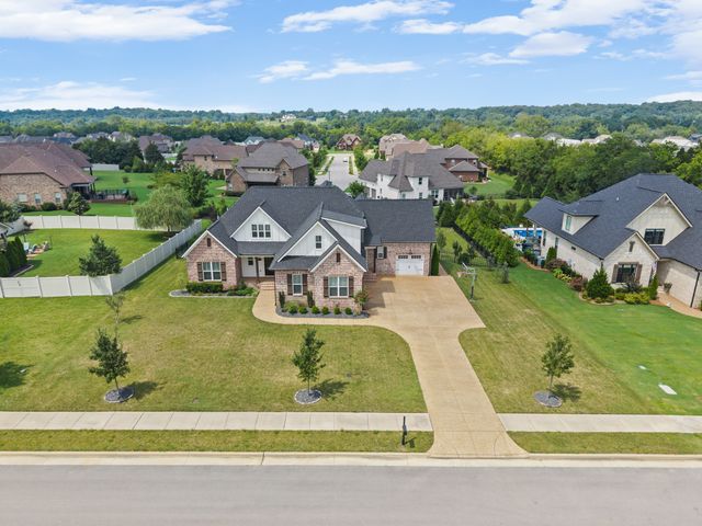 731 Farmington Dr, Lebanon, TN 37087