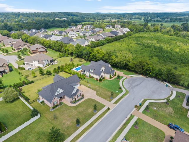 731 Farmington Dr, Lebanon, TN 37087