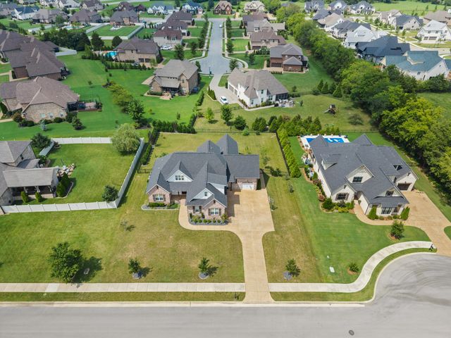 731 Farmington Dr, Lebanon, TN 37087