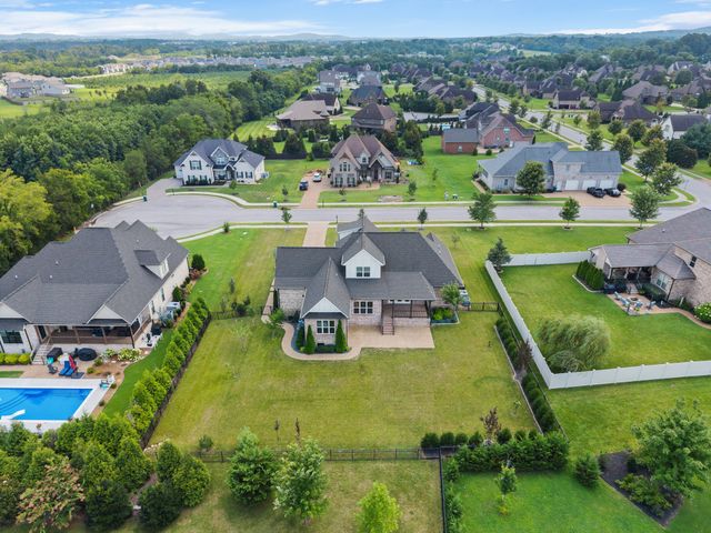 731 Farmington Dr, Lebanon, TN 37087