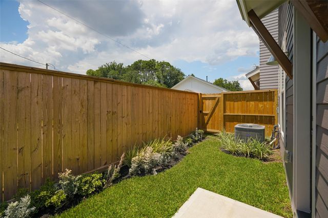 862 Paul Quinn Street C, Houston, TX 77091