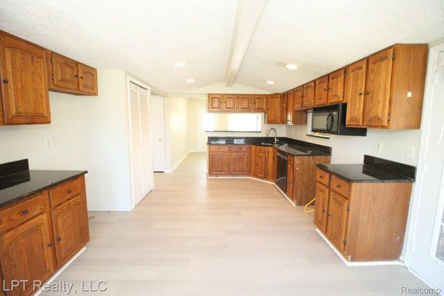 41175 Justin Drive, Clinton Charter Township, MI 48038