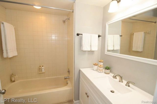 41175 Justin Drive, Clinton Charter Township, MI 48038