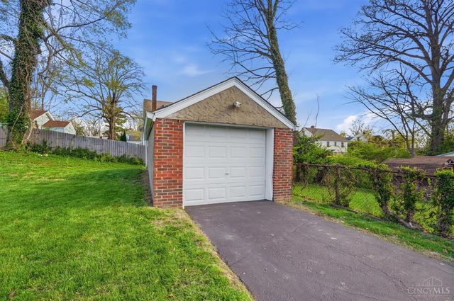 3962 Standish Avenue, Cincinnati, OH 45213