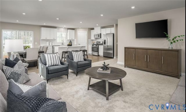 1 Nine Iron Dr, Richmond, VA 23223
