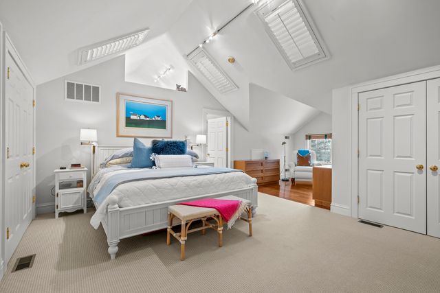 1190 W Old Mill Road, Lake Forest, IL 60045