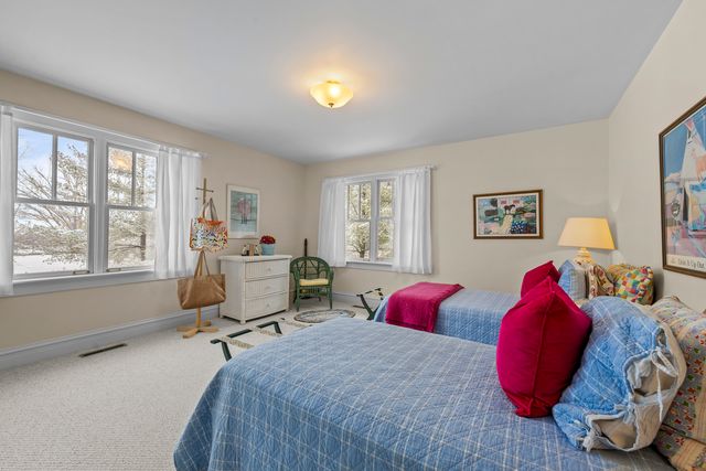 1190 W Old Mill Road, Lake Forest, IL 60045