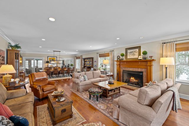 1190 W Old Mill Road, Lake Forest, IL 60045