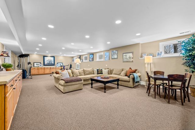 1190 W Old Mill Road, Lake Forest, IL 60045