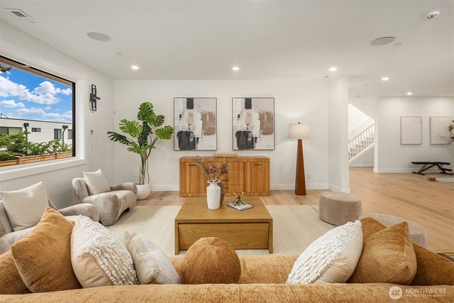 1810 91st Place NE, Clyde Hill, WA 98004