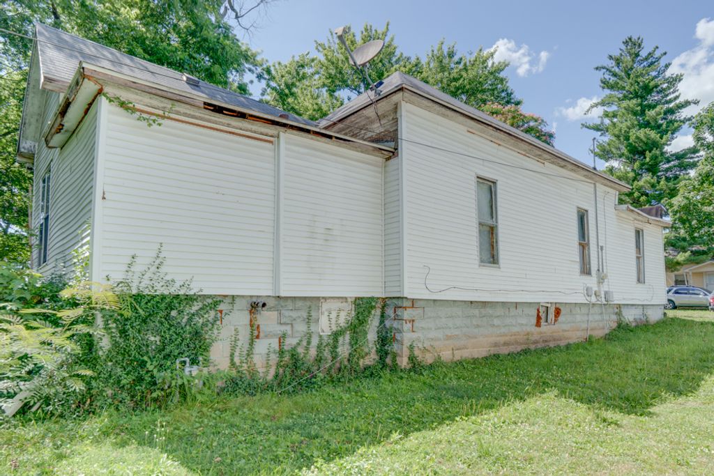 Image 2 of property listing at 409 Jordan Street, Mt Vernon, IL 62864