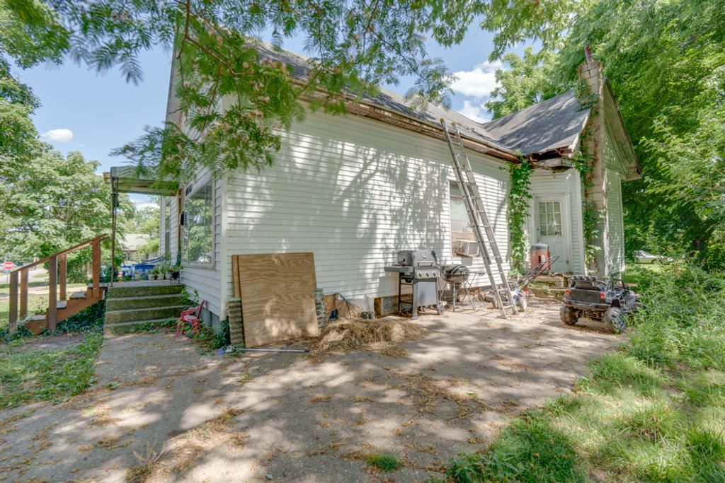 Image 4 of property listing at 409 Jordan Street, Mt Vernon, IL 62864