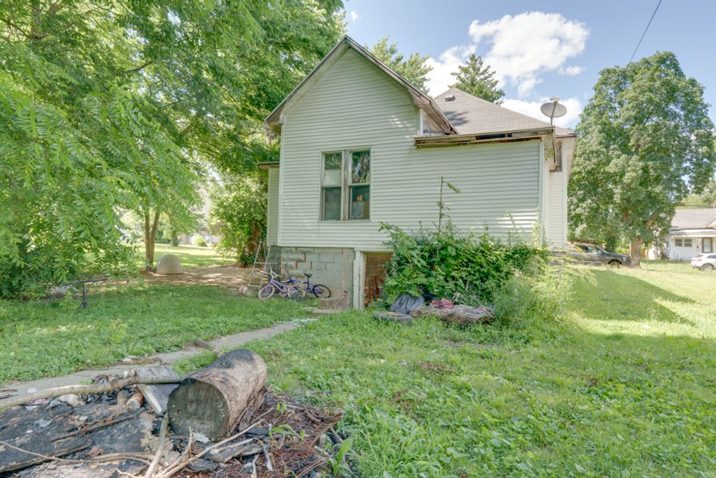 Image 5 of property listing at 409 Jordan Street, Mt Vernon, IL 62864