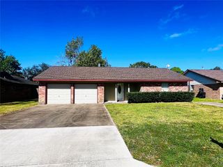 304 S Yaupon Street, Lake Jackson, TX 77566