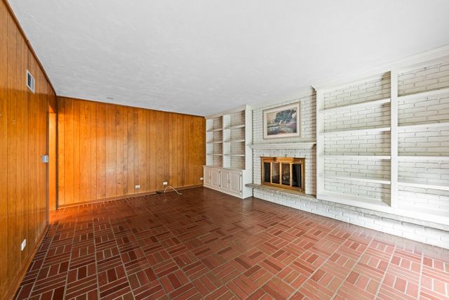 705 S Kennicott Avenue, Arlington Heights, IL 60005