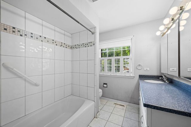 705 S Kennicott Avenue, Arlington Heights, IL 60005