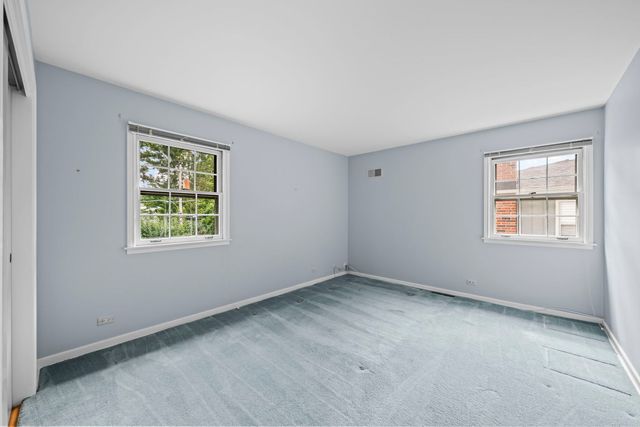 705 S Kennicott Avenue, Arlington Heights, IL 60005