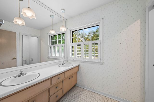 705 S Kennicott Avenue, Arlington Heights, IL 60005