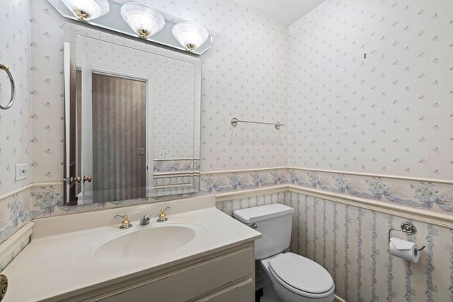 705 S Kennicott Avenue, Arlington Heights, IL 60005