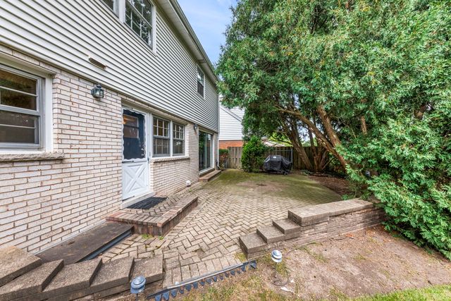 705 S Kennicott Avenue, Arlington Heights, IL 60005