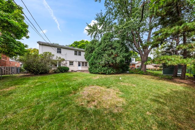 705 S Kennicott Avenue, Arlington Heights, IL 60005
