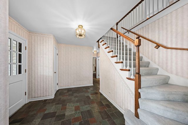 705 S Kennicott Avenue, Arlington Heights, IL 60005