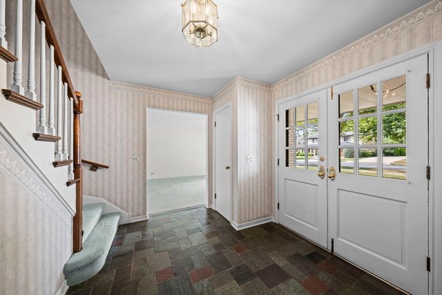 705 S Kennicott Avenue, Arlington Heights, IL 60005