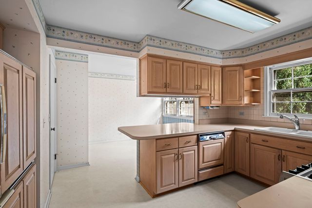 705 S Kennicott Avenue, Arlington Heights, IL 60005
