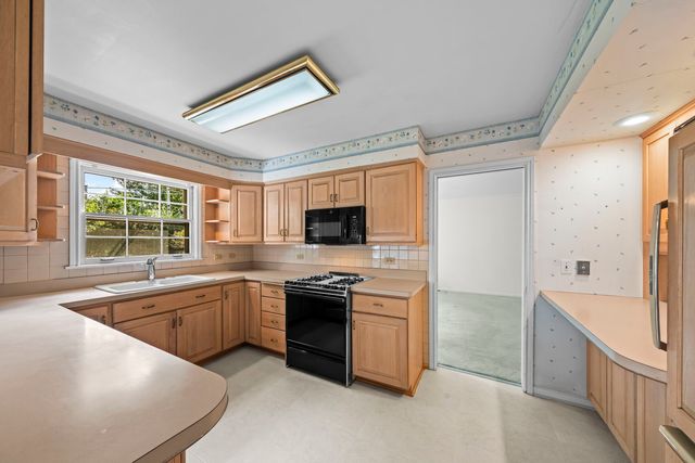 705 S Kennicott Avenue, Arlington Heights, IL 60005
