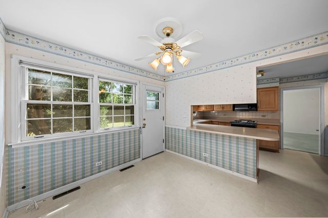 705 S Kennicott Avenue, Arlington Heights, IL 60005