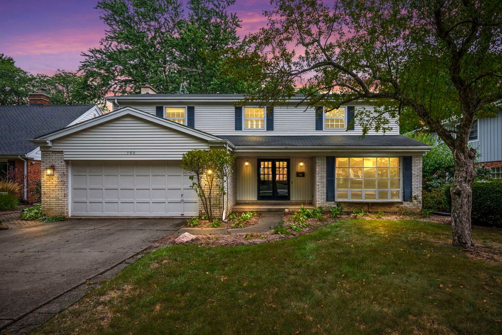 705 S Kennicott Avenue, Arlington Heights, IL 60005