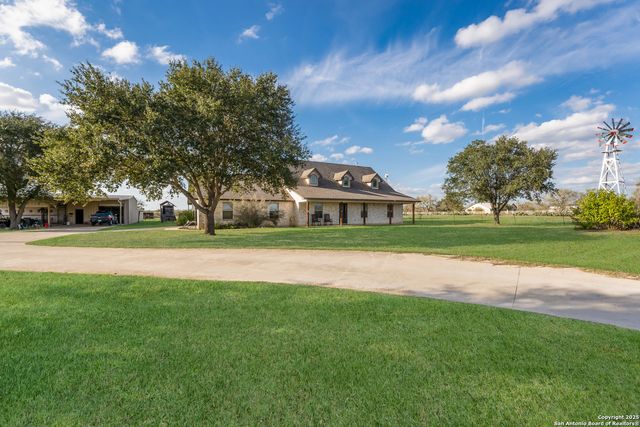 800 County Road 125, Elmendorf, TX 78112