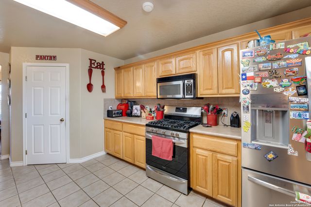 800 County Road 125, Elmendorf, TX 78112