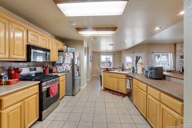 800 County Road 125, Elmendorf, TX 78112