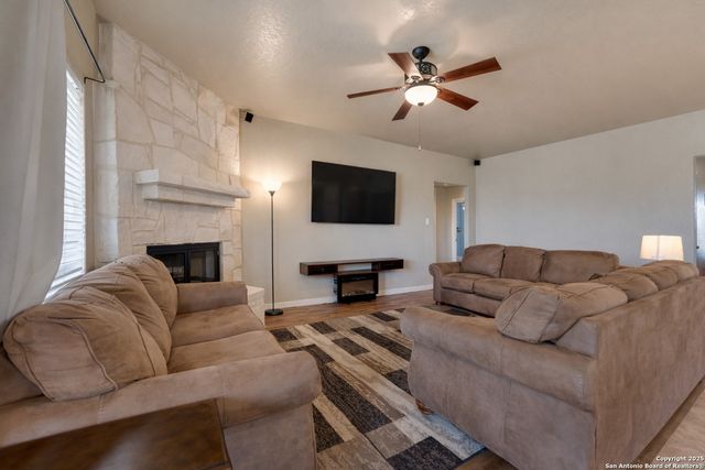 800 County Road 125, Elmendorf, TX 78112