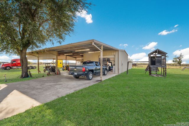 800 County Road 125, Elmendorf, TX 78112