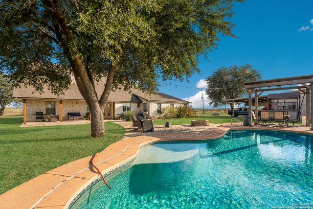 800 County Road 125, Elmendorf, TX 78112