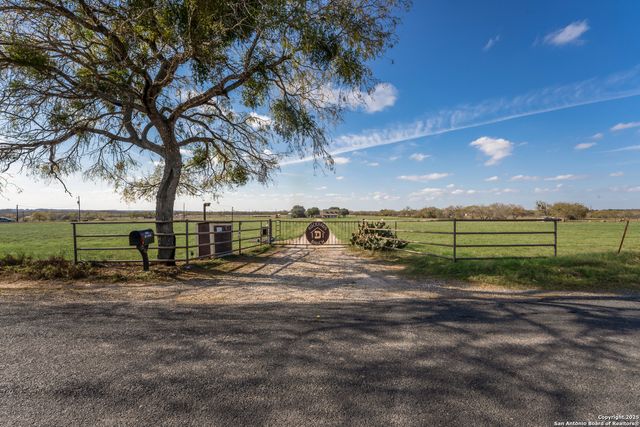 800 County Road 125, Elmendorf, TX 78112